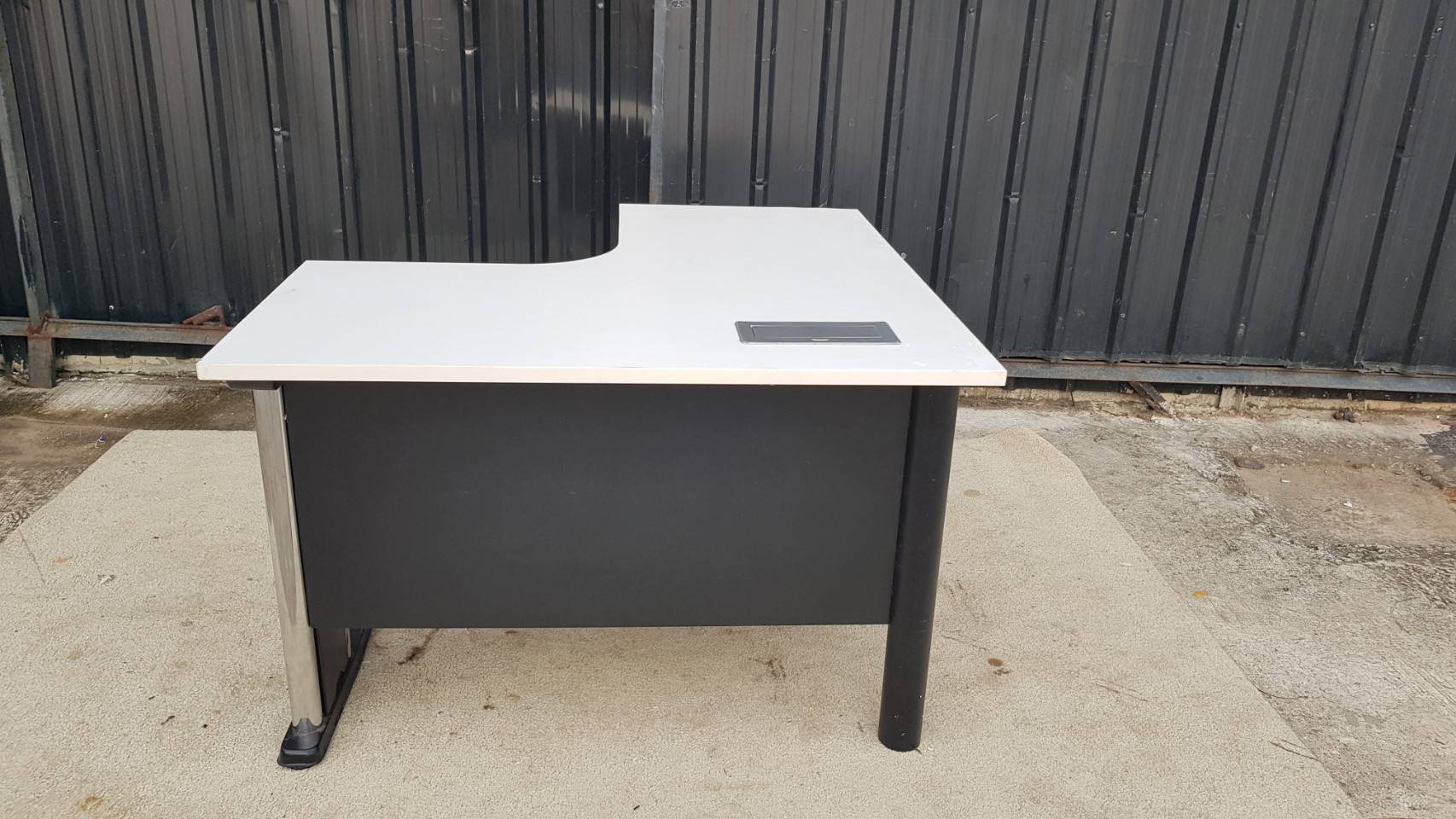 โต๊ะทำงานเข้ามุม L สีขาวดำ (13)
