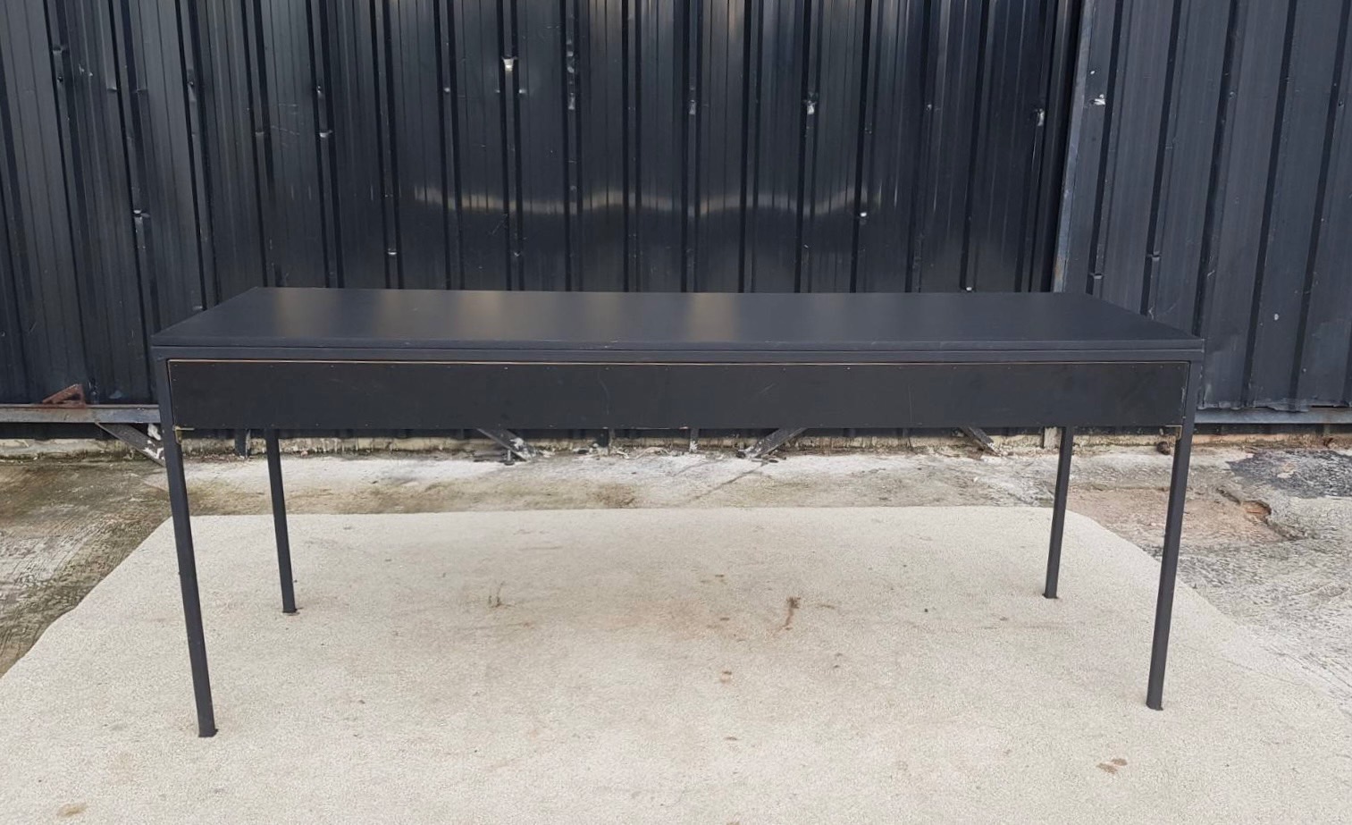 黑色三抽屉书桌，钢制桌腿