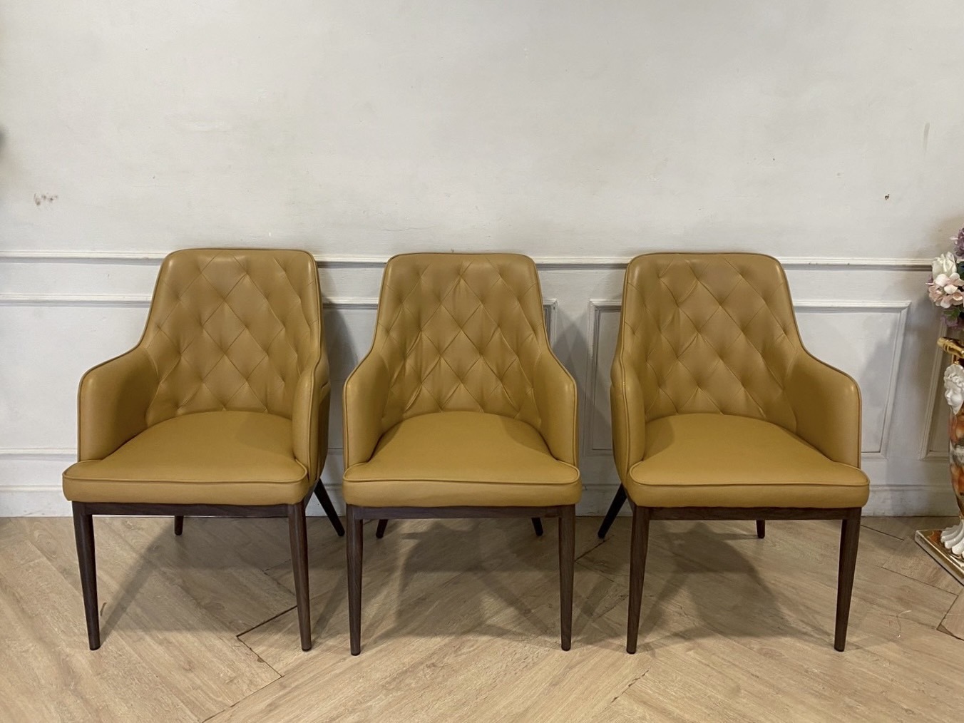 เก้าอี้ ขาเหล็ก เบาะหนัง ดึงกระดุม สีน้ำตาลเเละสีเหลือง (5)