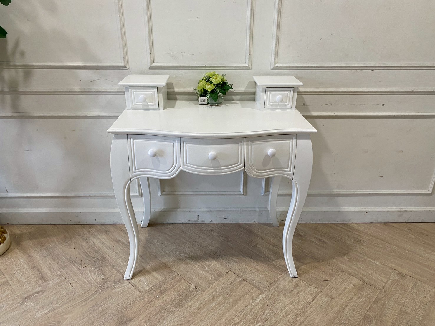 白色五屉梳妆台，弧形桌腿