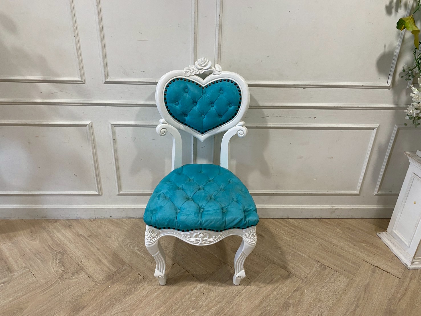 เก้าอี้ไม้หลุยส์ 1 ที่นั่ง เบาะผ้าดึงกระดุม สีฟ้า  (1)