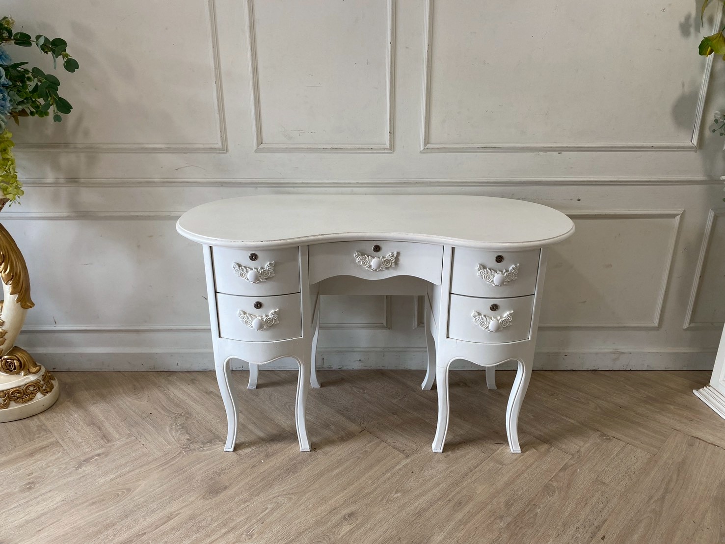 白色五屉梳妆台，弧形桌腿