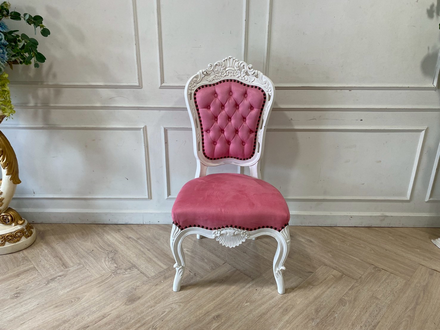 Louis-style wooden chair, 1 seat, button-tufted fabric upholstery, pink.