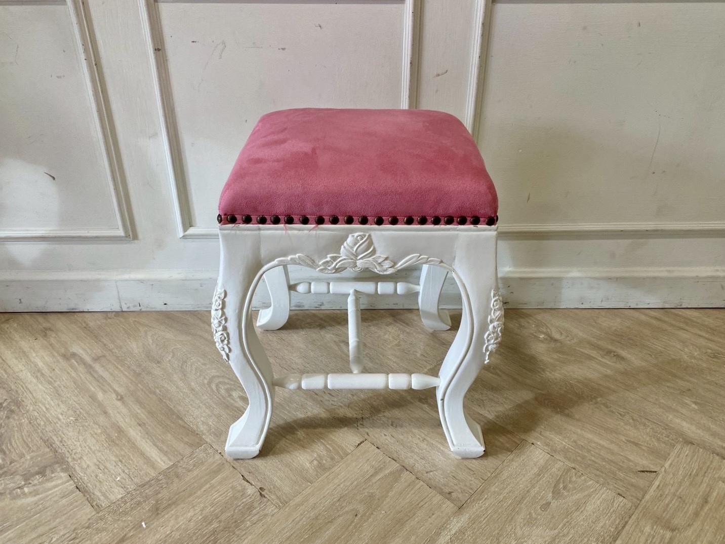 สตูลไม้หลุยส์ เบาะผ้า สีชมพู (1)