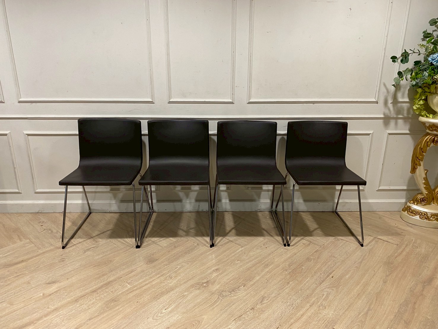 เก้าอี้ IKEA ขาเหล็ก เบาะหนัง สีน้ำตาลเข้ม (4)