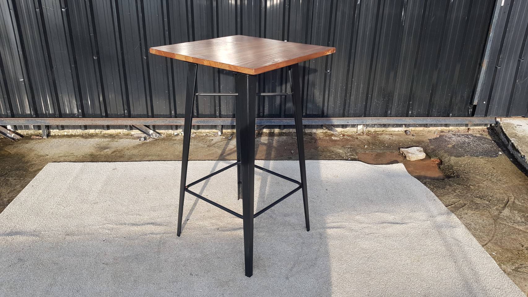 吧台桌，钢制桌腿，木质桌面，高 60 厘米。
