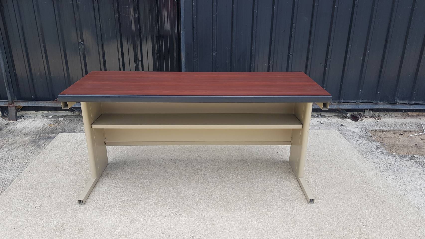 โต๊ะทำงาน ขาเหล็ก ท็อปไม้ สีน้ำตาล (3)