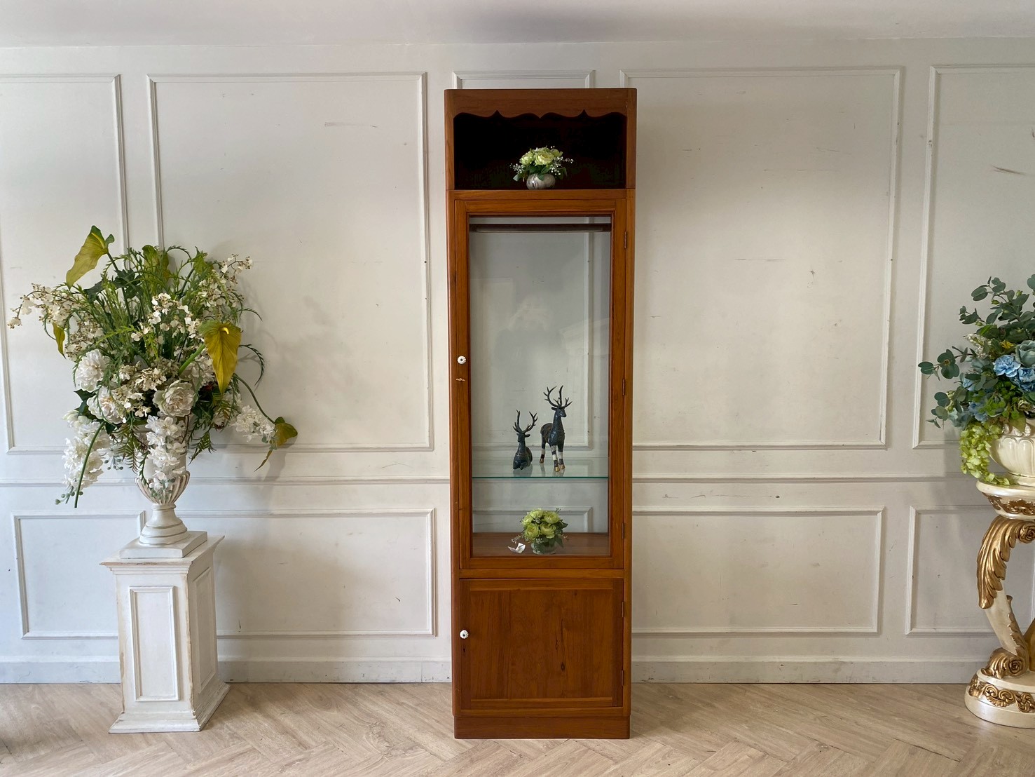 ตู้โชว์ไม้สัก 1 บานเปิดกระจก 1 บานเปิดไม้ (1)