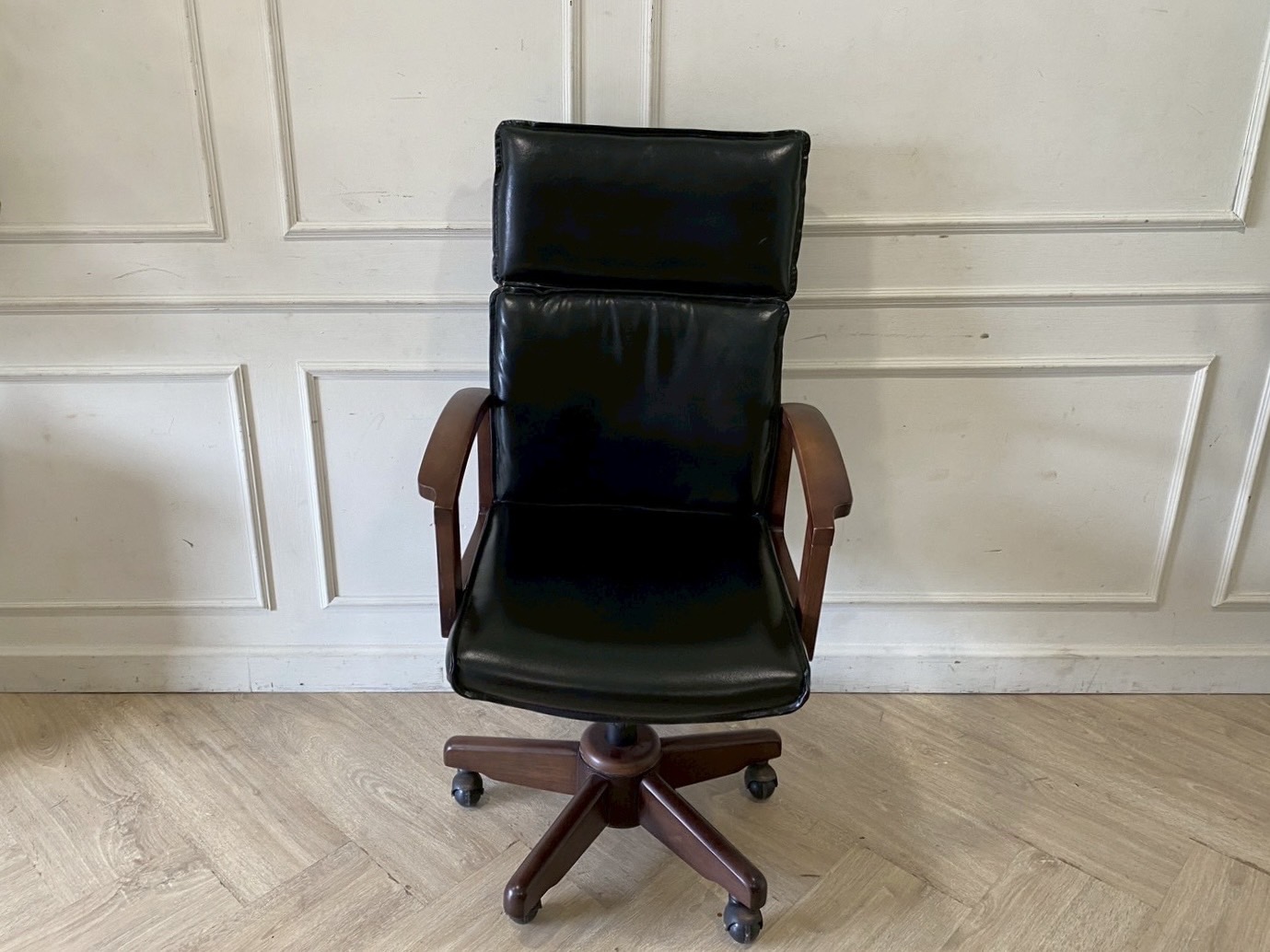 เก้าอี้สำนักงาน เบาะหนังสีเทา (1)