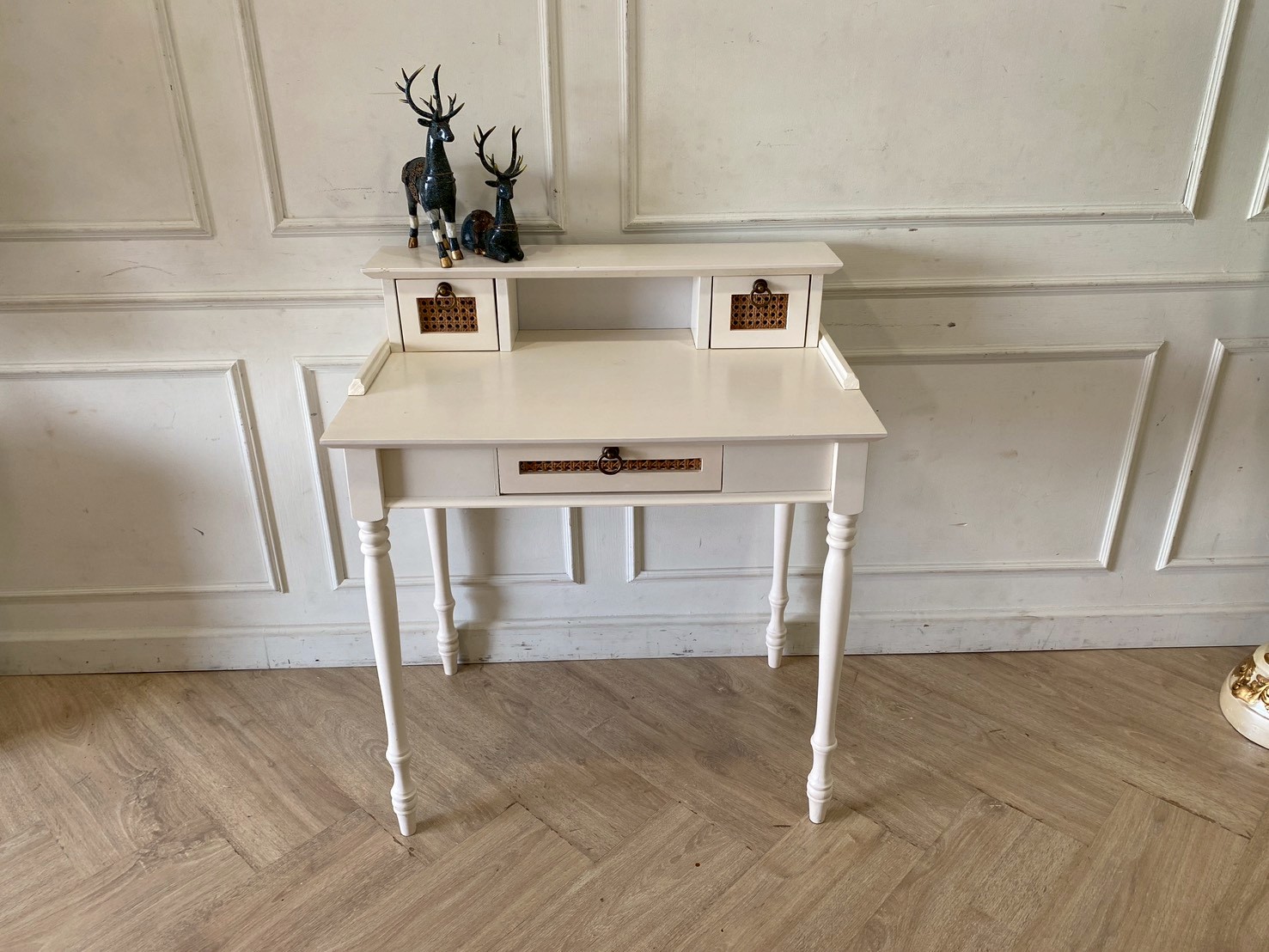 โต๊ะทำงานไม้ สีขาว สไตล์วินเทจ (1)