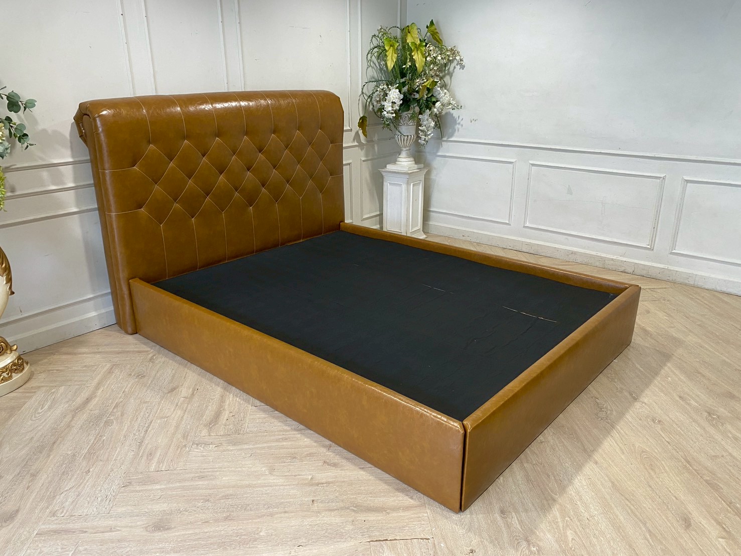 5英尺床，配皮质软垫和棕色纽扣绗缝靠枕