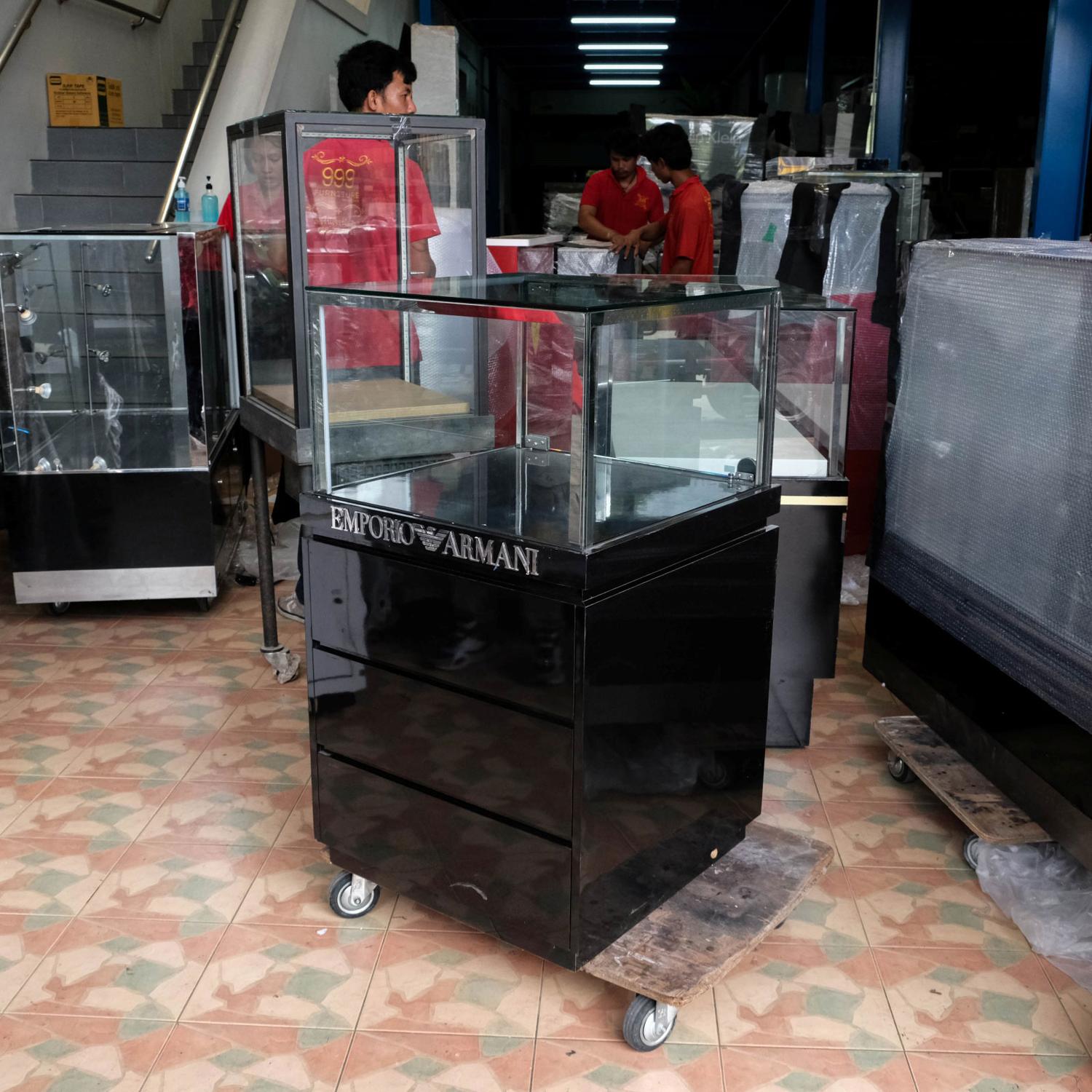 珠宝柜、玻璃柜展示产品方形，1 个玻璃门洞，黑色木质底座。