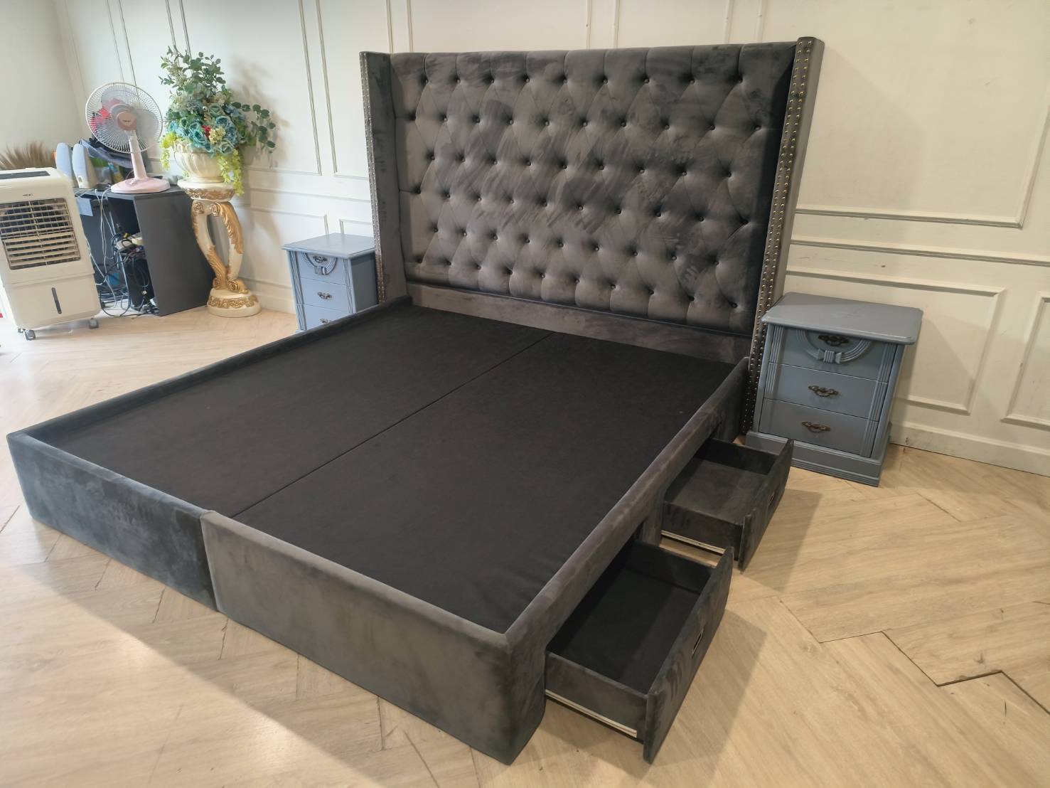 เตียงนอน Chesterfield บุผ้ากำมะหยี่ สีเทา พร้อมลิ้นชักเก็บของ 4 ช่อง (1)