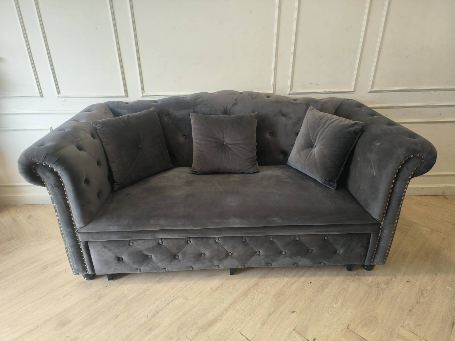 โซฟาเบด Chesterfield ผ้ากำมะหยี่ สีเทาเข้ม (1)