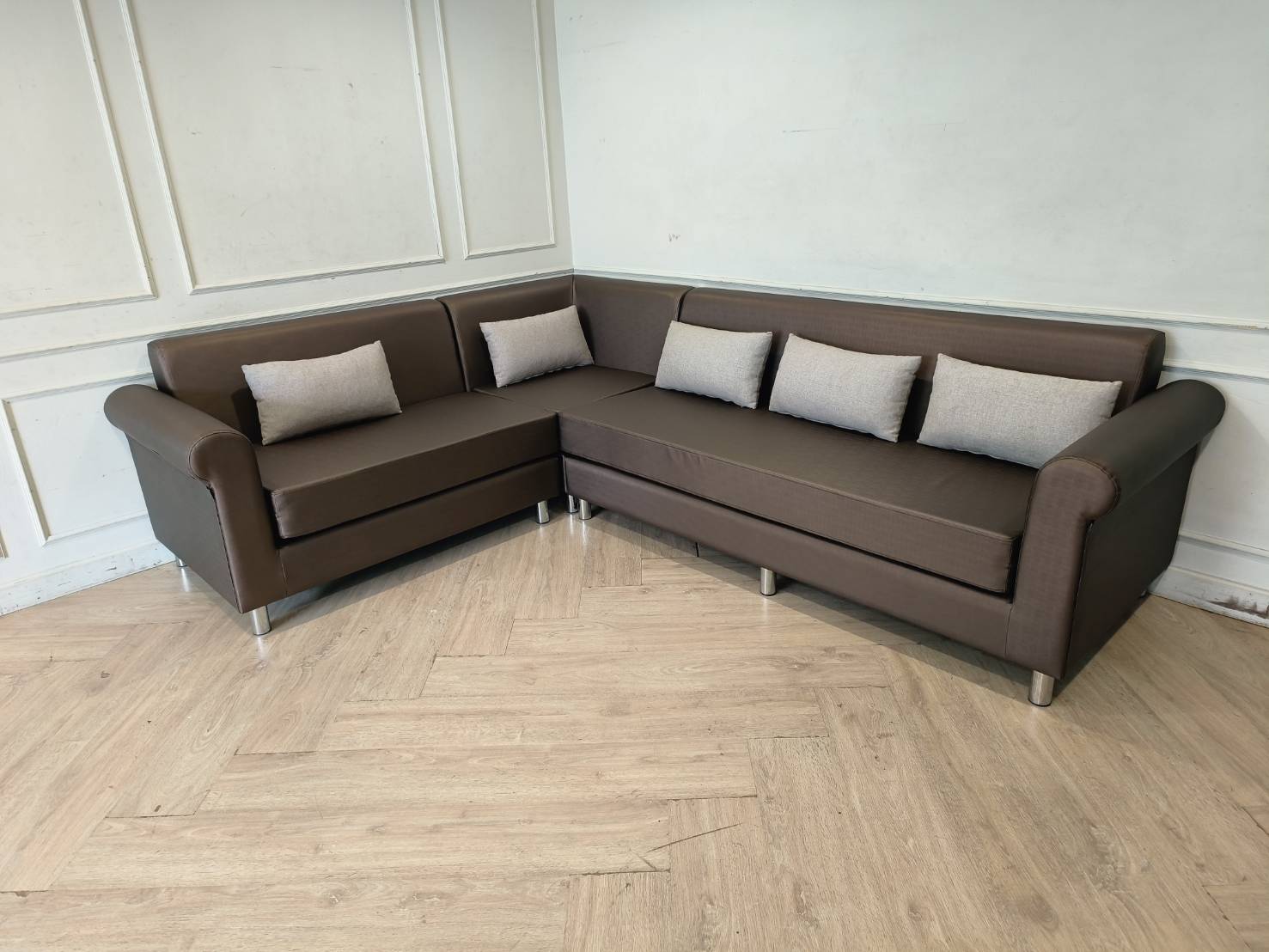 Modern Lounge 棕色 L 型转角沙发（全新）