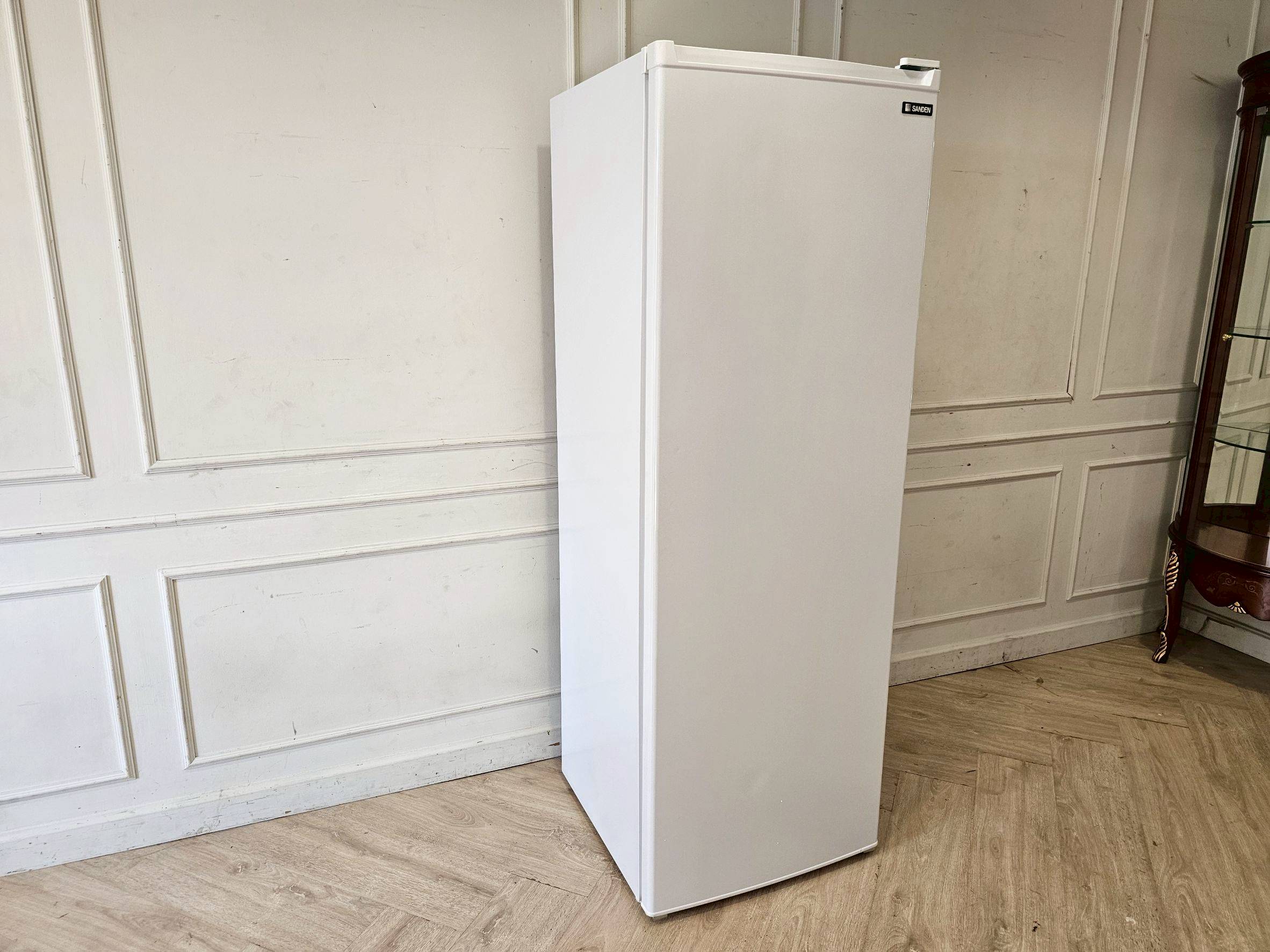 Sanden 1-Door Solid-Top Chest Freezer, White, Model SFH-0870, 8.7 Cubic Feet (1)