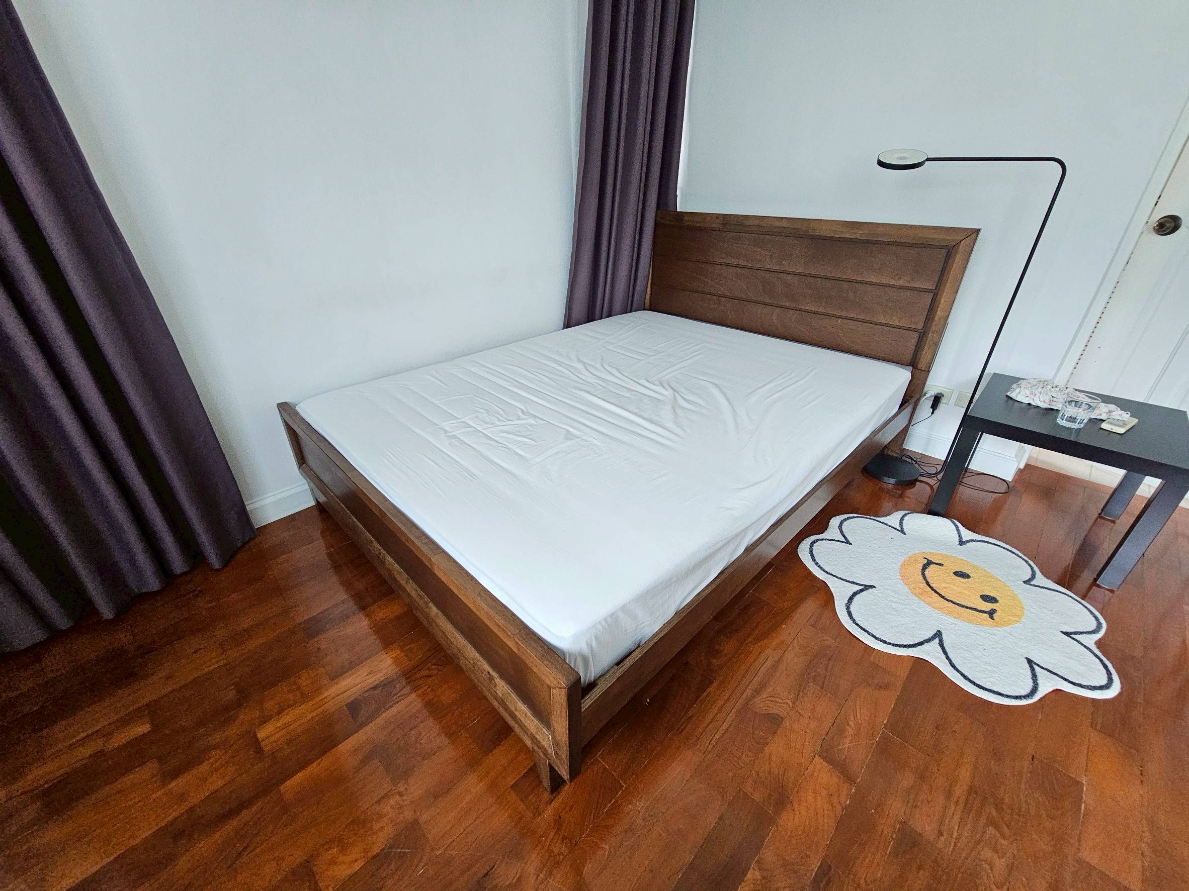 เตียงไม้จริง 5 ฟุต สีน้ำตาล ที่นอน 5 ฟุต สีขาว ยี่ห้อ IKEA รุ่น morgedal (2)
