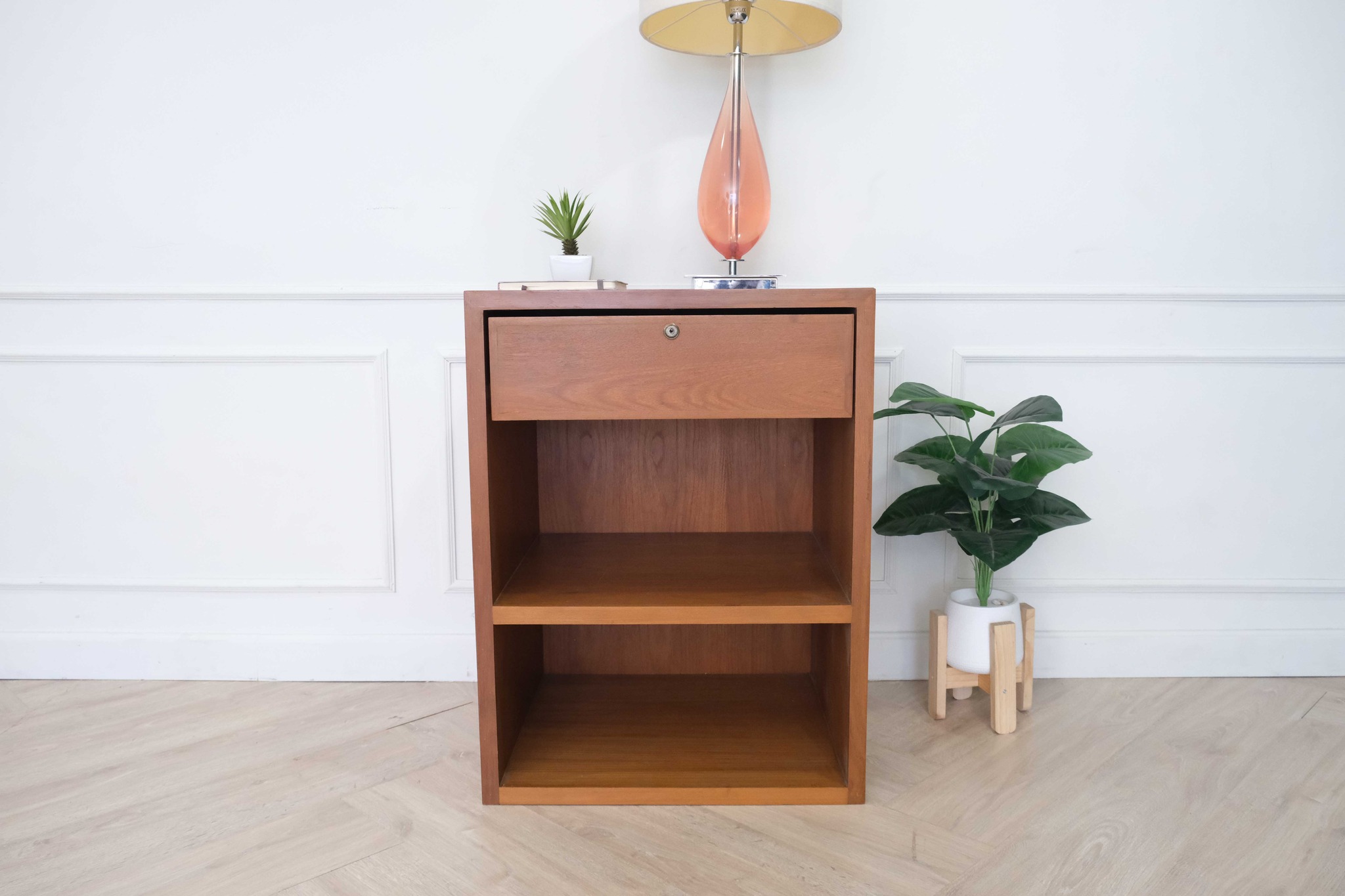 ตู้โครงไม้สัก 1 ลิ้นชัก 2 ชั้นวางของ เฟอร์นิเจอร์โรงแรม (1)_F9TA32MKJG