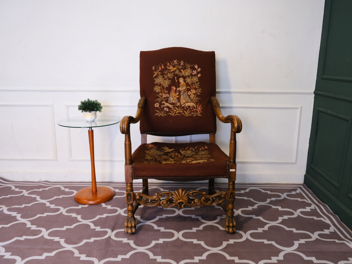 雕花椅子，棕色布艺坐垫，来自德国的欧洲作品。