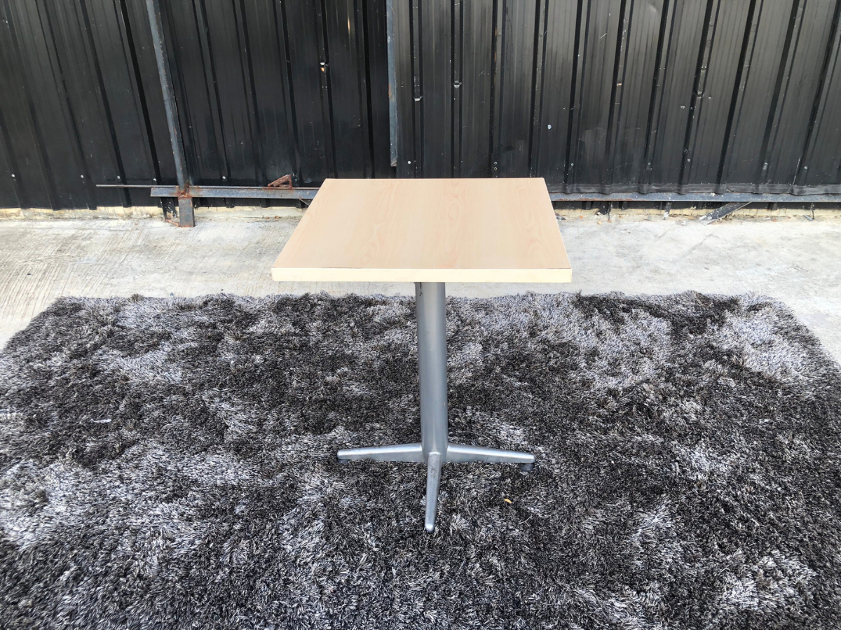 方形餐桌钢腿，木顶