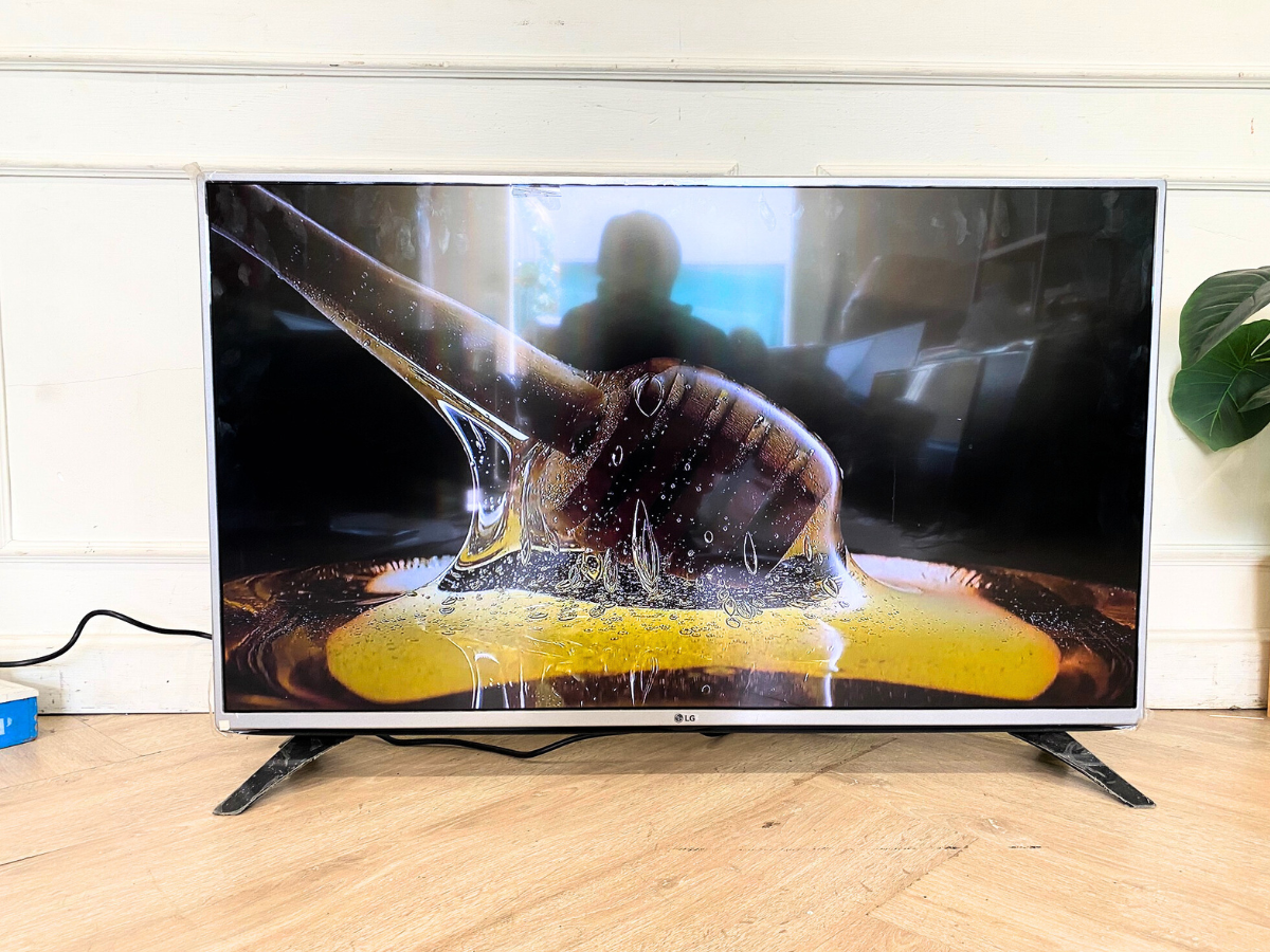TV 43 inches LED brand LG model 43LF540T
