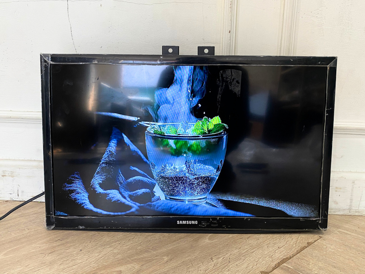 三星电视 24 英寸，壁挂式，型号 UA24H4003