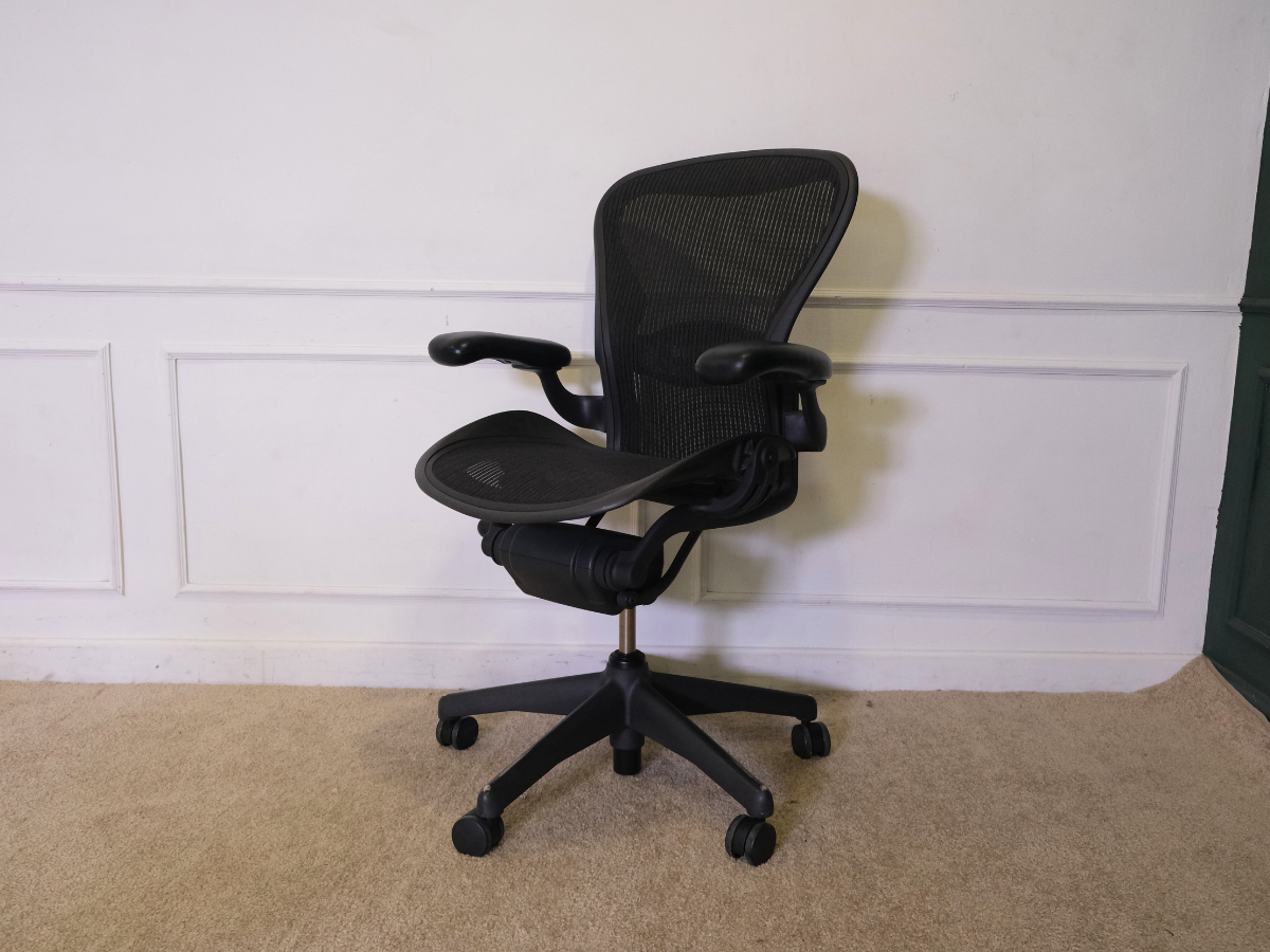 เก้าอี้สำนักงาน เบาะผ้าตาข่าย โครงเหล็กทั้งตัว  ยี่ห้อ Herman Miller รุ่น Aeron(1)