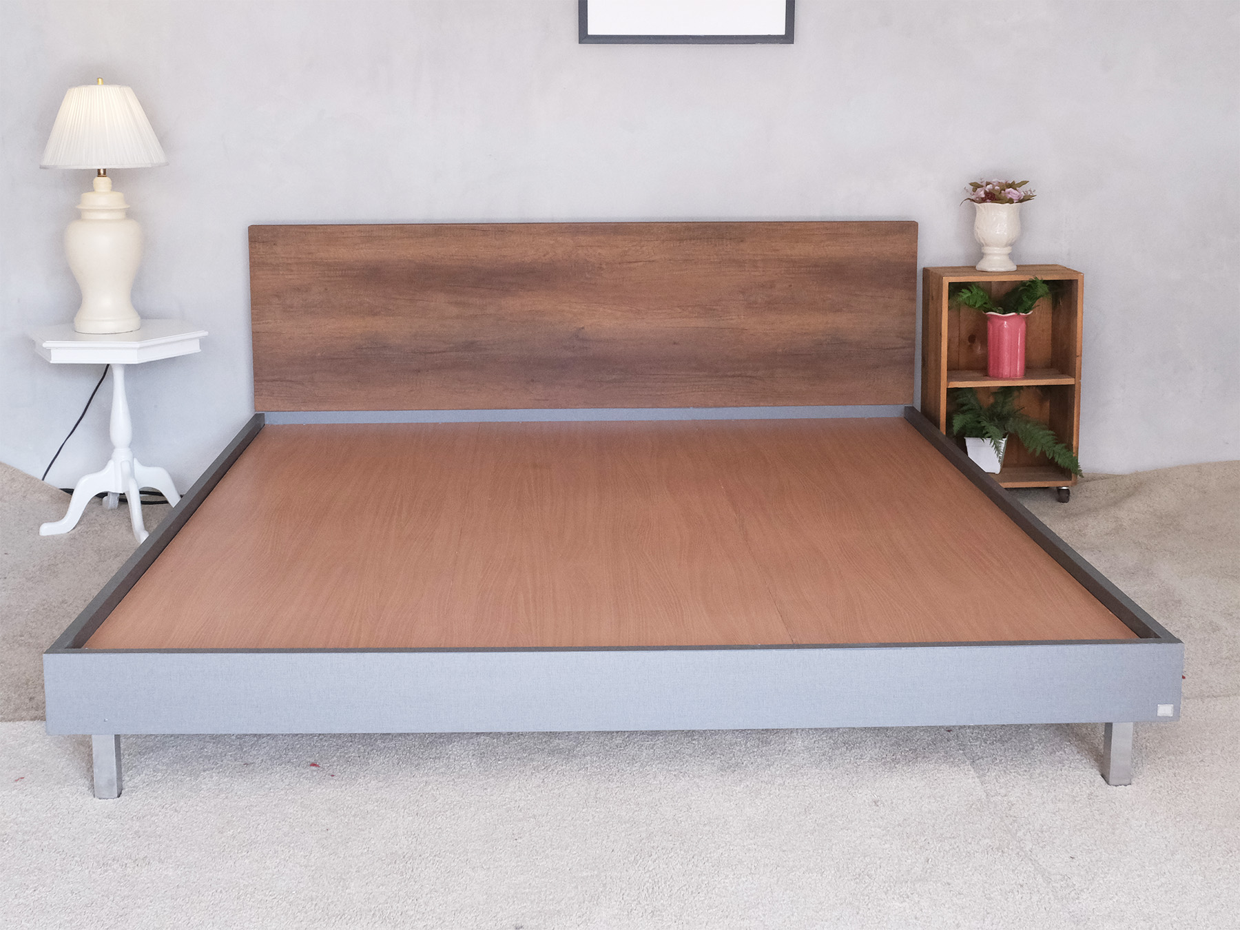 เตียง6ฟุต โครงเหล็กสีเทา หัวเตียงลายไม้ แบรนด์ SB Furniture (1)