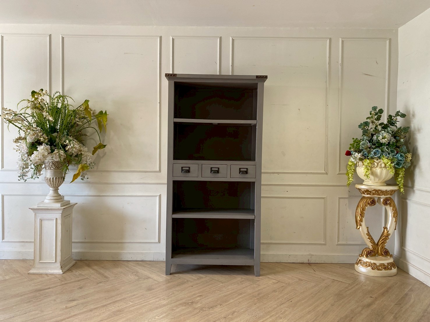 ชั้นวางหนังสือ ชั้นวางเอกสาร ไม้ 4 ชั้นวาง 3 ลิ้นชัก สีเทา (1)