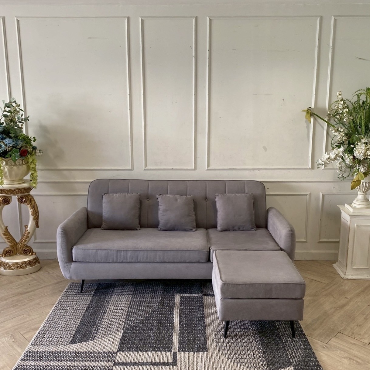 3-seater sofa set with button-tufted backrest + ottoman, fabric upholstery, steel legs, grey color.