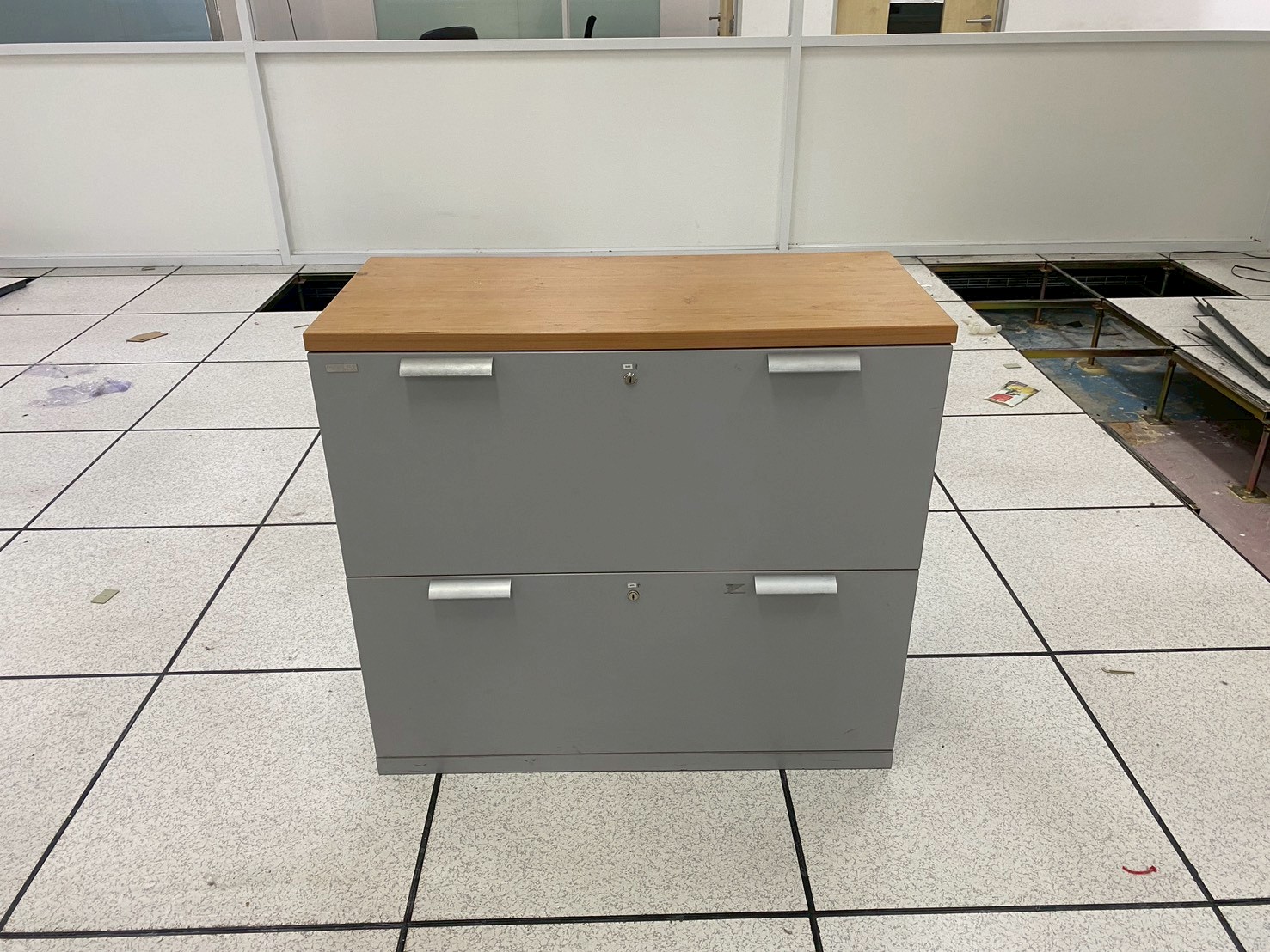 ตู้เก็บของ 2 ลิ้นชัก สีเทา ท็อปไม้ สีน้ำตาล ยี่ห้อ MOFLEX (1)