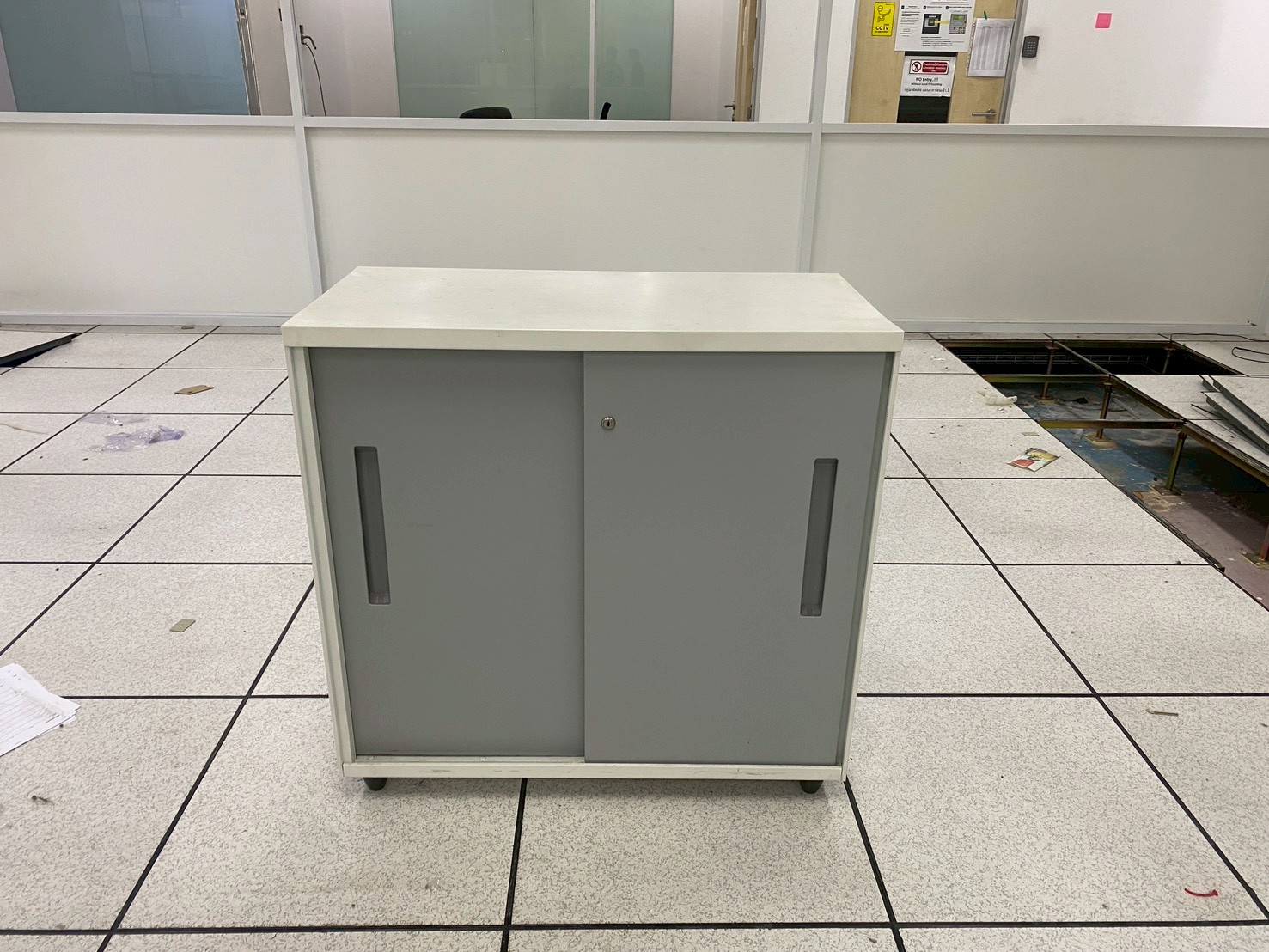 ตู้เอกสาร ตู้เก็บของ โครงเหล็ก 2 ชั้น 2 บานสไลด์ สีขาว เทา (1)