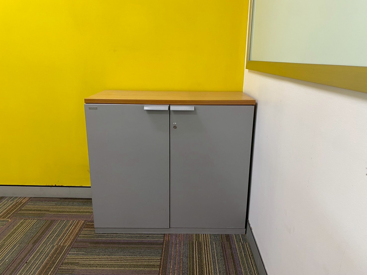 ตู้เอกสาร ตู้เก็บของ 2 บานเปิด ท็อปไม้สีน้ำตาล หน้าบานเปิดสีเทา ยี่ห้อ MOFLEX (1)