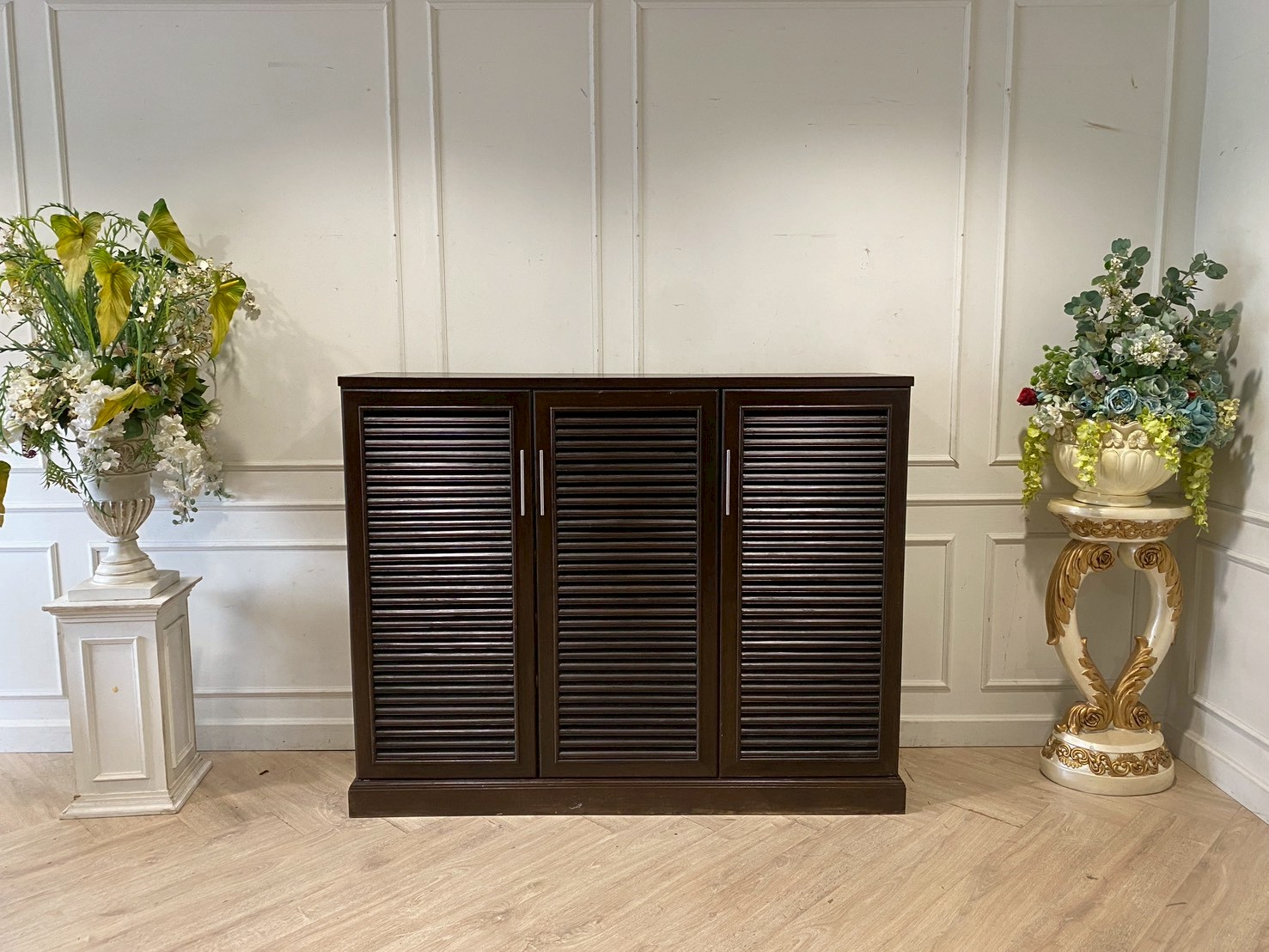 ตู้วางรองเท้าไม้ 3 บานเปิด สีน้ำตาลเข้ม (1)