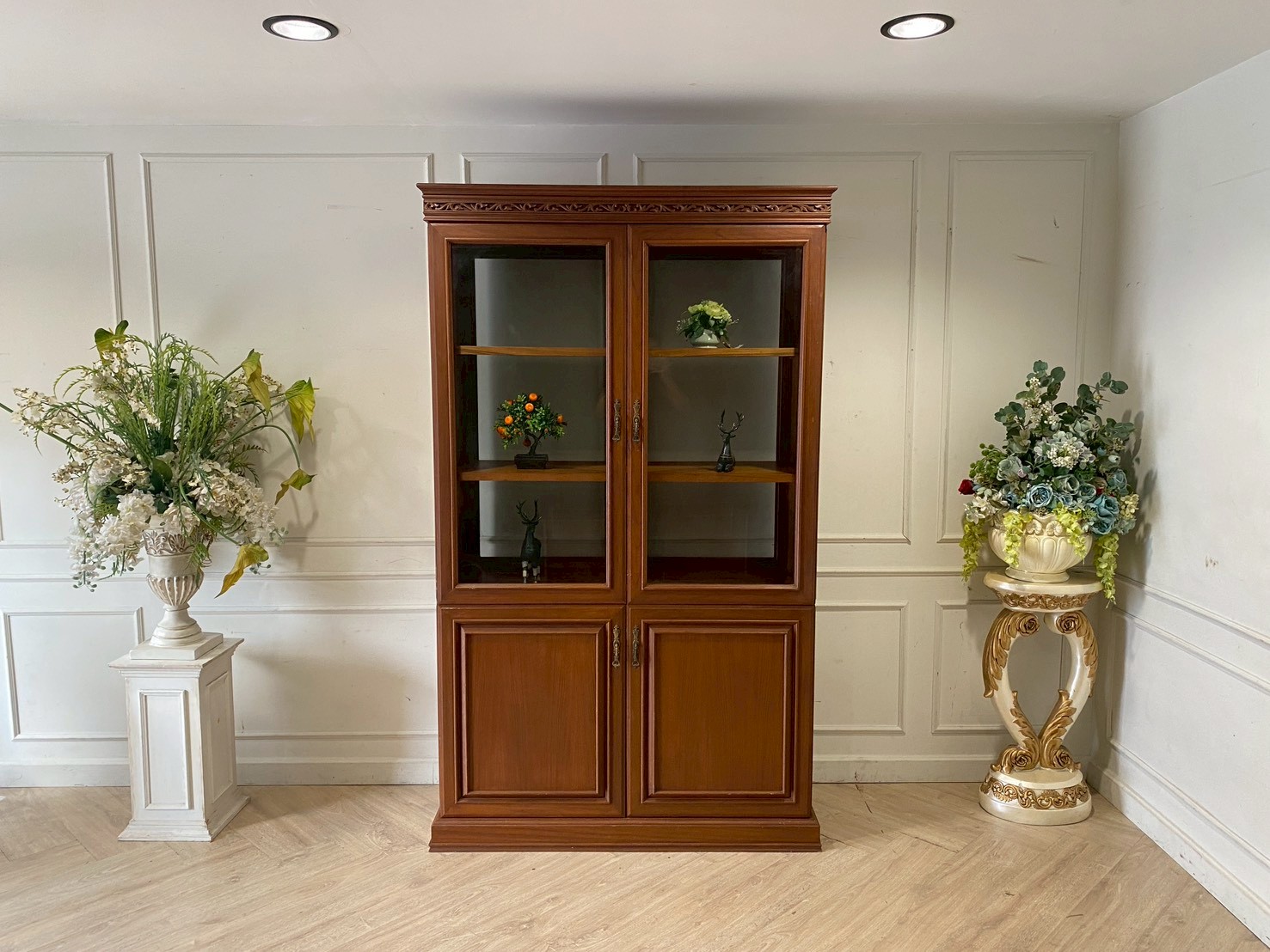 ตู้โชว์ โครงไม้สัก 2 บานเปิดกระจก 2 บานเปิดไม้ สไตล์วินเทจ (1)