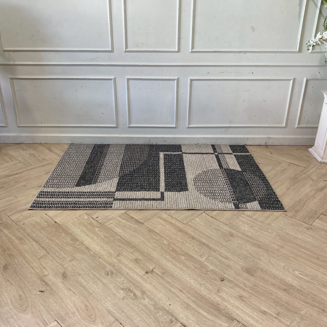 Grey shag rug with 3D pattern