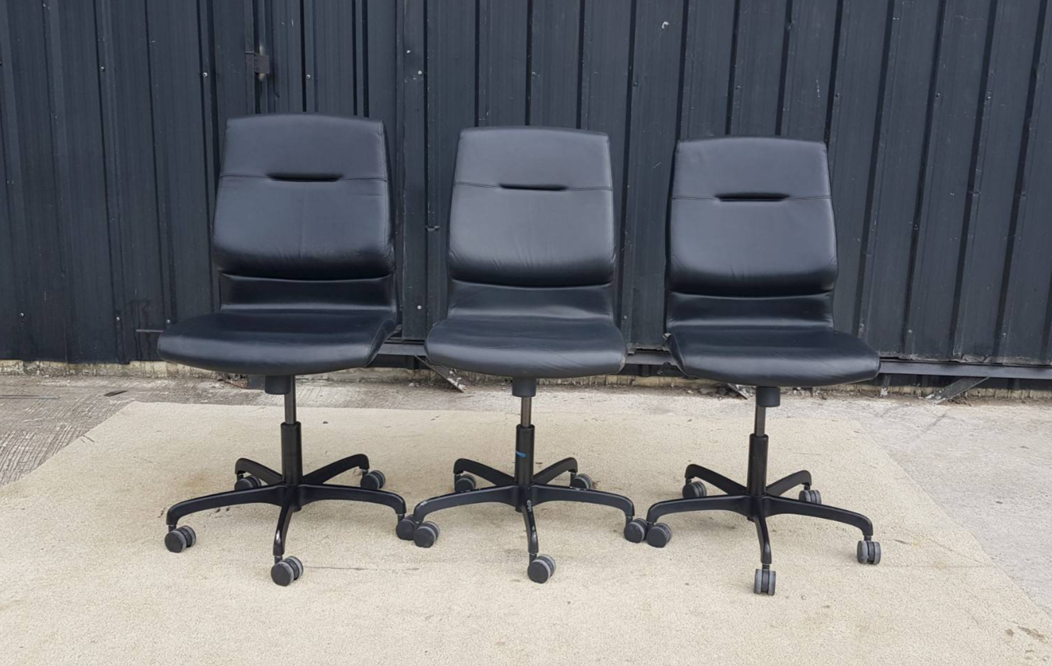 เก้าอี้สำนักงาน เบาะหนัง พนักพิง ขาเหล็กหนัง สีดำ ยี่ห้อ modernform (5)