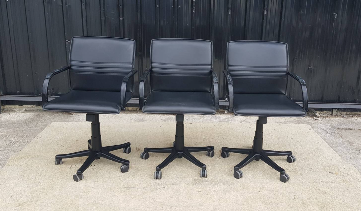 Office chair, leather upholstery, steel backrest and legs, steel armrests, black, Modernform brand, 95 cm high.