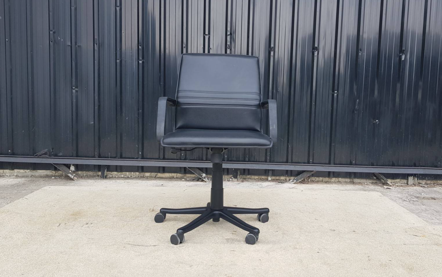 Modernform品牌办公椅，黑色皮革座椅，钢制椅腿，高102厘米。