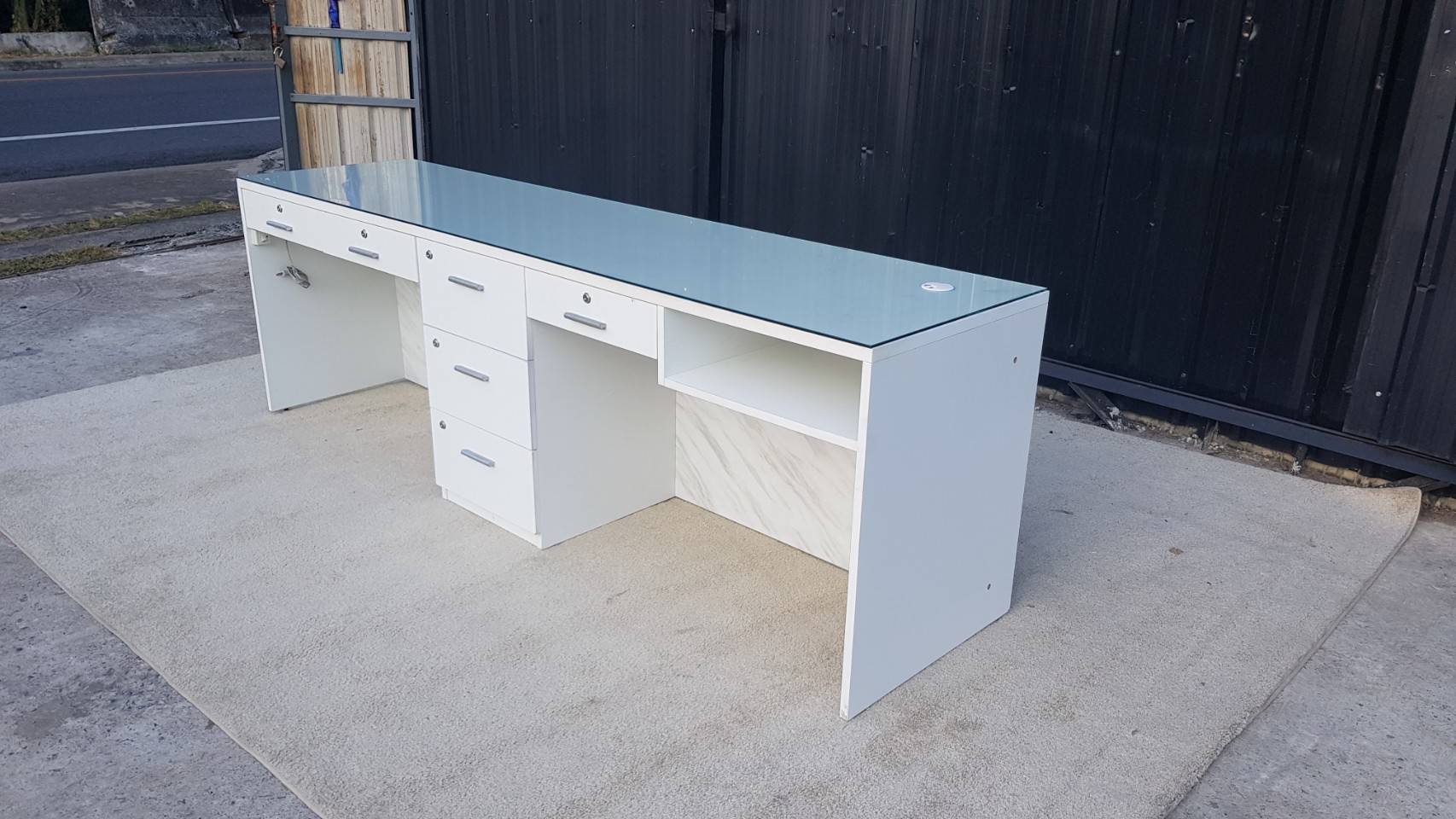 เคาน์เตอร์ไม้ ท็อปกระจก 6 ลิ้นชัก 1 ช่องวางของ สีขาว (1)