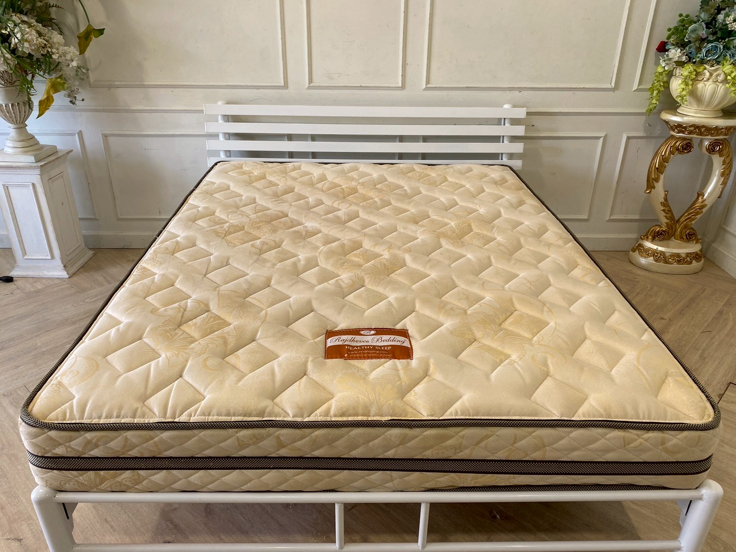 เตียงเหล็ก 5 ฟุต สีขาว ที่นอน 5 ฟุต ยี่ห้อ healthy sleep หนา 9 นิ้ว (1)