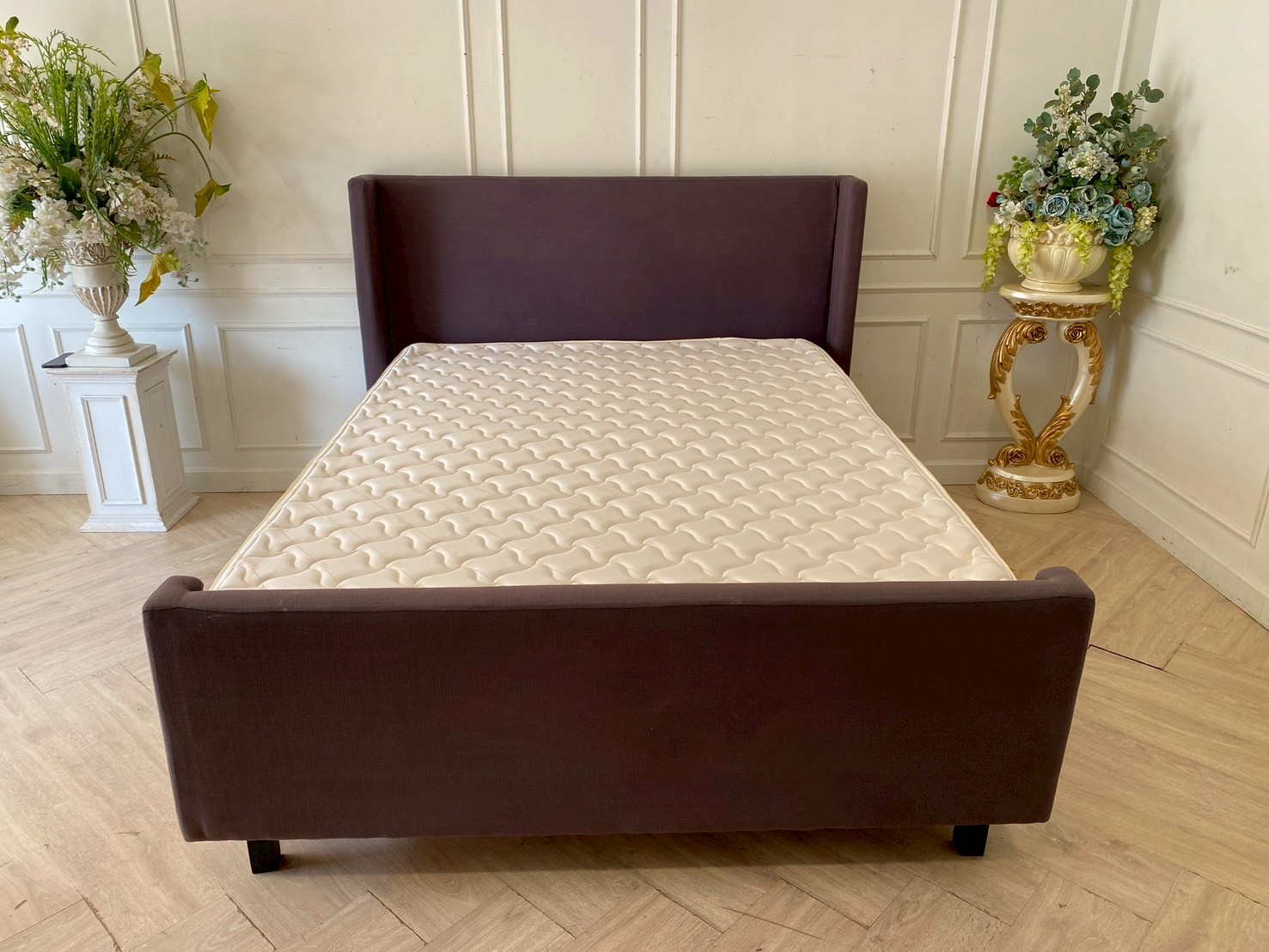 5-foot bed, S.B. FURNITURE brand, dark gray, 5-foot mattress, Slumberland brand, 11-inch thick, white