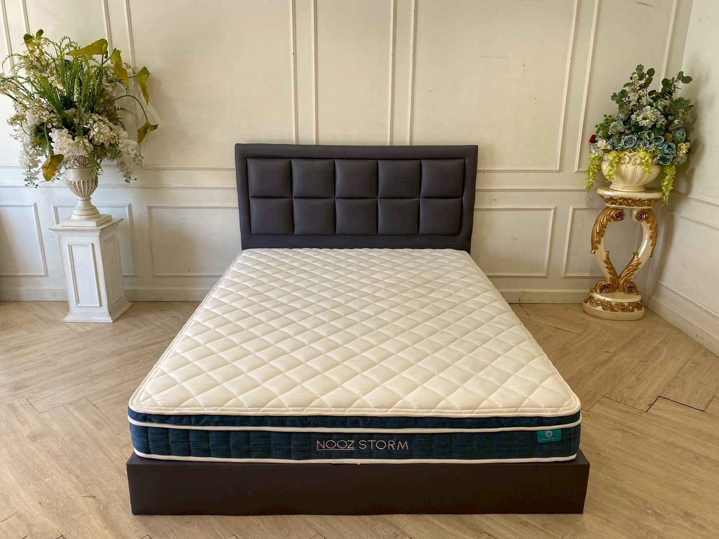 5英尺床架，灰色皮革软垫，搭配5英尺Nooz Storm床垫，厚度8英寸。