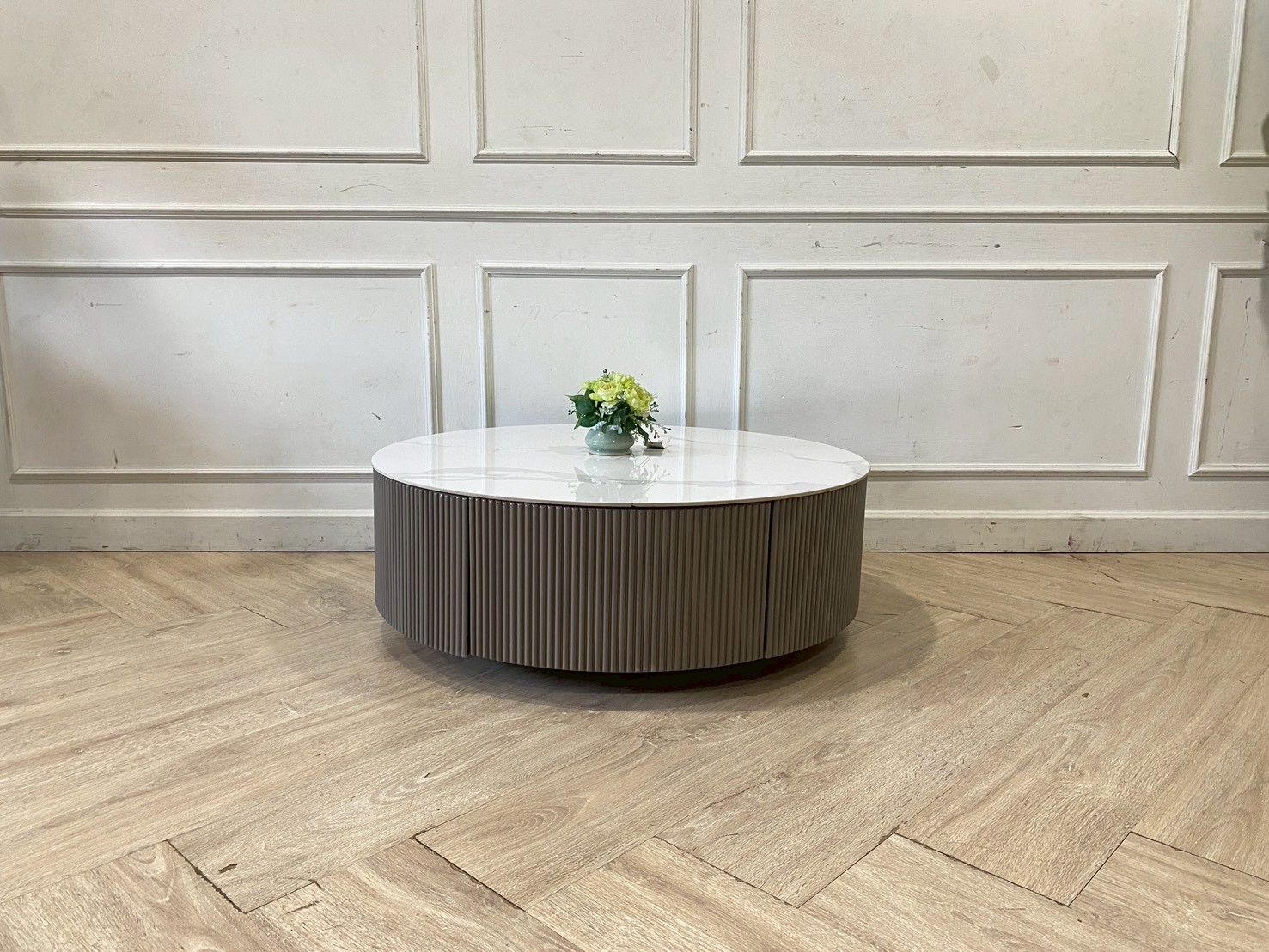 โต๊ะกลม 1 ลิ้นชัก โครงไม้ ท็อปกระเบื้อง ลายหินอ่อน สีขาว (1)