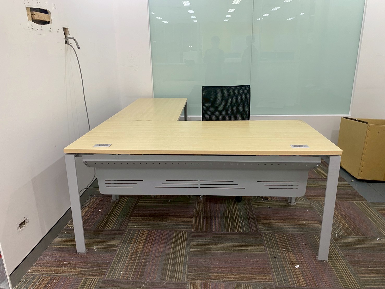 โต๊ะทำงานเข้ามุมเเอล ขาเหล็ก ท็อปไม้สีน้ำตาลอ่อน พร้อมรางปลั๊กไฟ  (1)