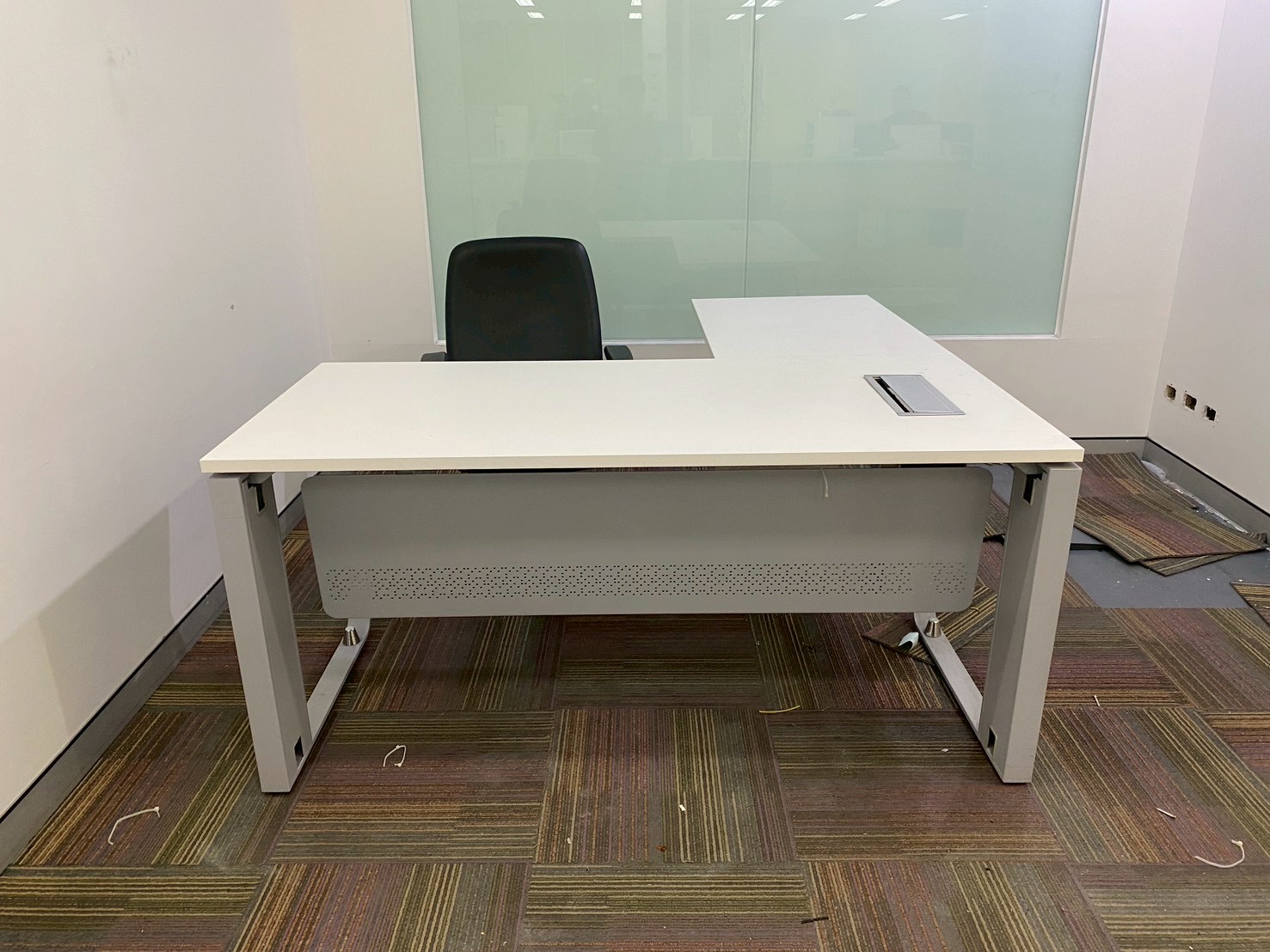 โต๊ะทำงานเข้ามุมเเอล สีขาว ขาเหล็ก พร้อมรางปลั๊กไฟ  (1)