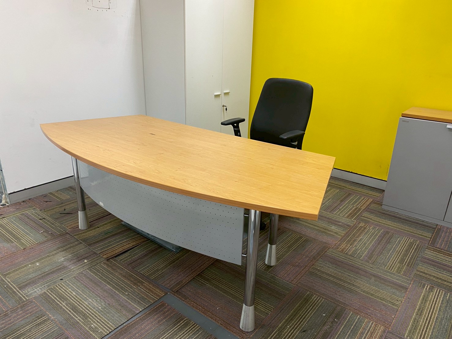 โต๊ะทำงาน หน้าโค้ง ขาเหล็ก ท็อปไม้สีน้ำตาลอ่อน ยี่ห้อ MOFLEX (1)