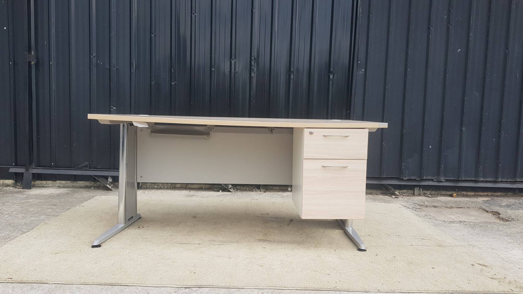 โต๊ะทำงาน 2 ลิ้นชัก ขาเหล็ก ท็อปไม้ สีน้ำตาลอ่อน ยี่ห้อ Logica (1)