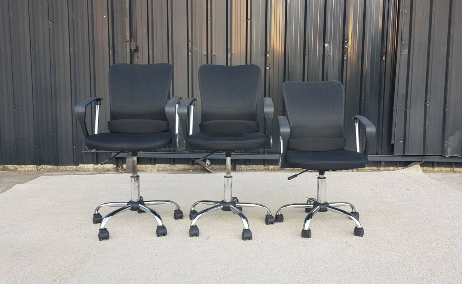 办公椅，布艺软垫，网布椅背，钢制椅腿，黑色。