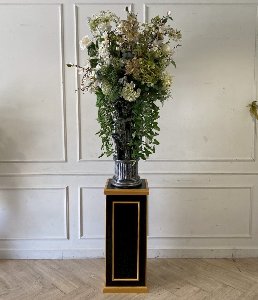 เเจกันดอกไม้ เทวดาตัวน้อย สไตล์ฝรั่งเศส พร้อมฐานวางไม้ สีดำขอบทอง (1)